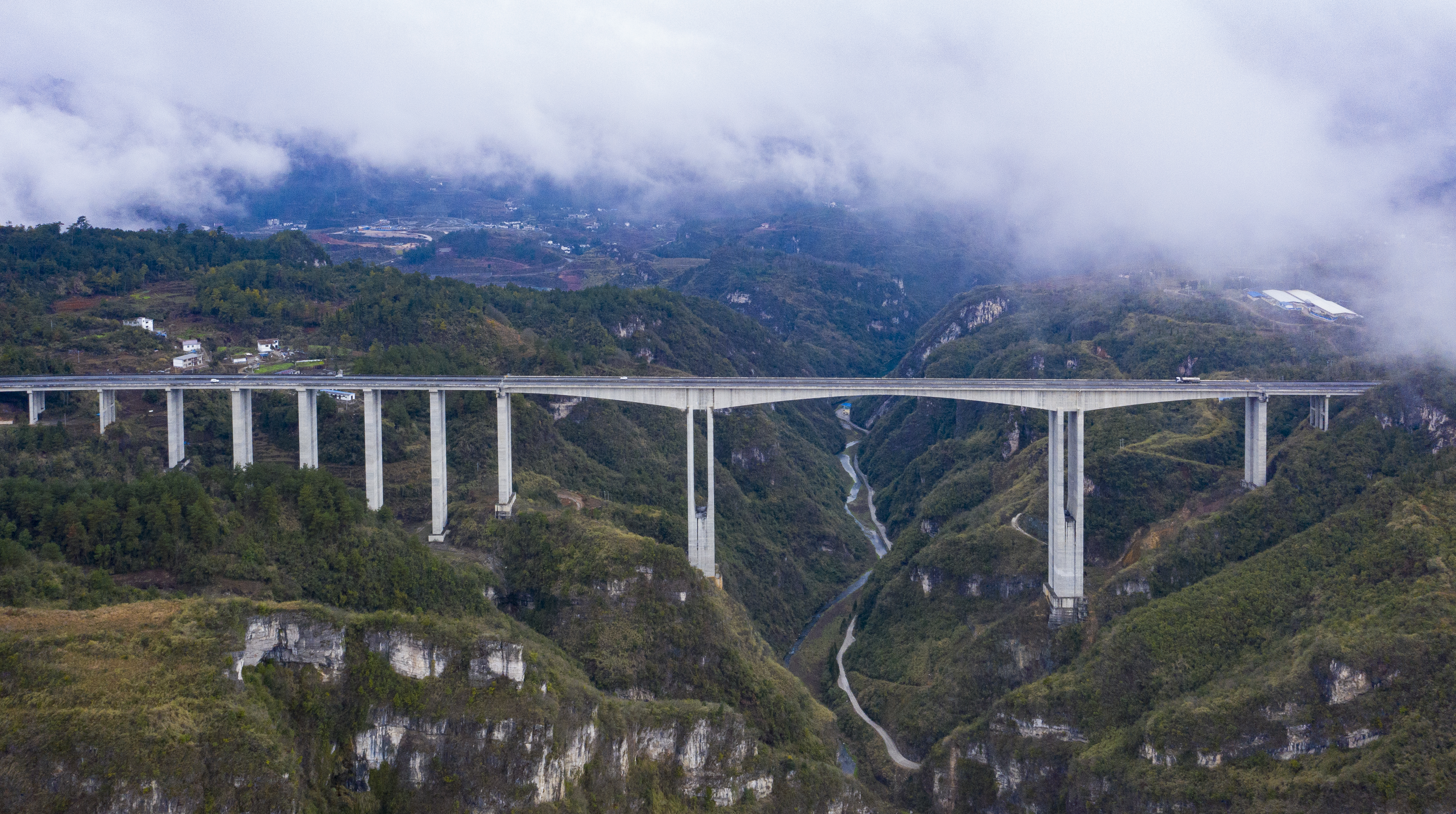 DJI_0633---開陽至息烽高速公路洋水河大橋。貴州日報天眼新聞記者 聞雙攝.JPG