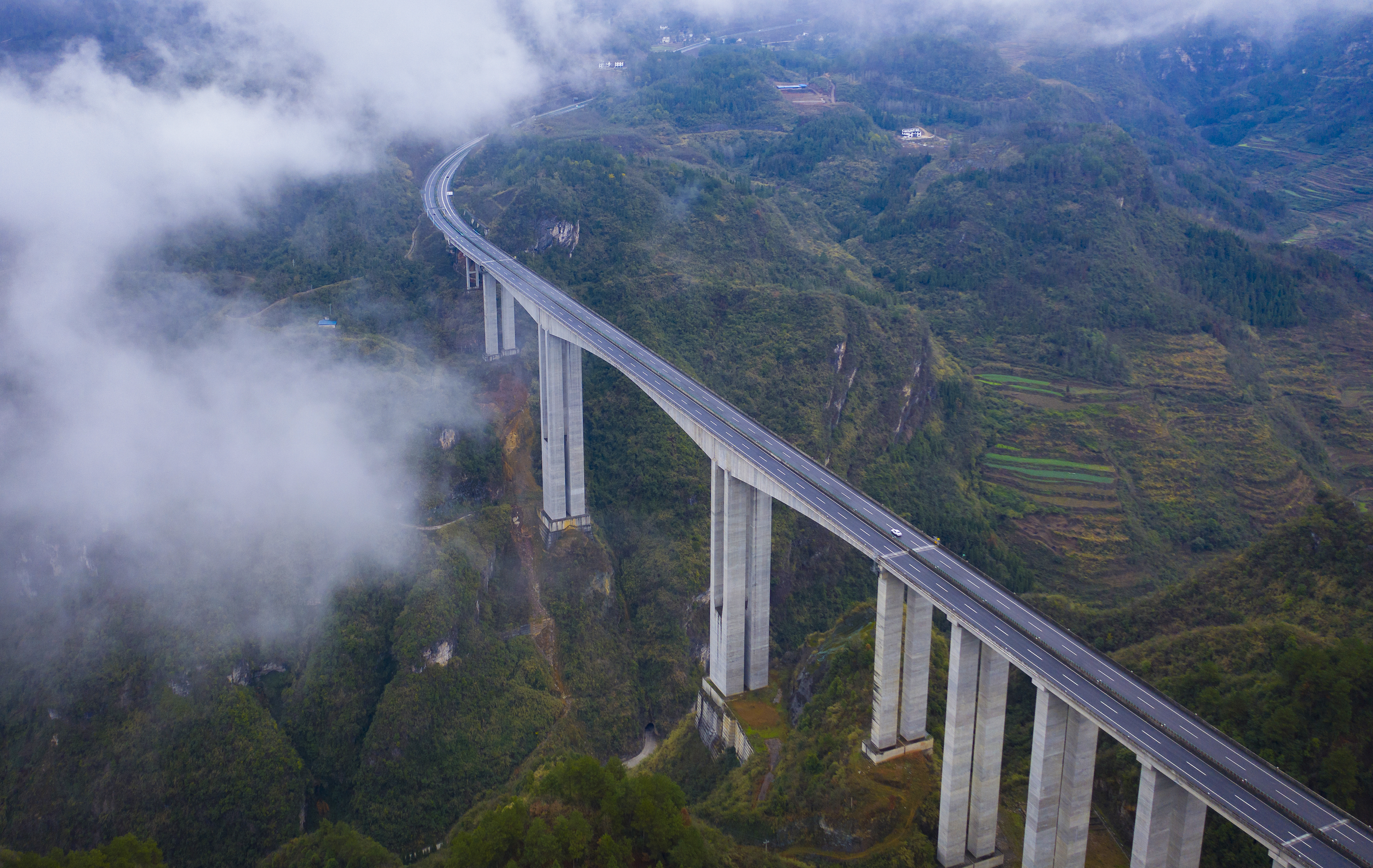 DJI_0650---開陽至息烽高速公路洋水河大橋。貴州日報天眼新聞記者 聞雙攝.JPG