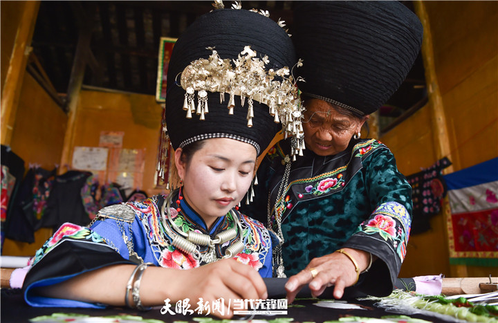 在貴州省銅仁市松桃苗族自治縣太平營街道老寨村，一老人在指導繡娘繡苗繡。.jpg