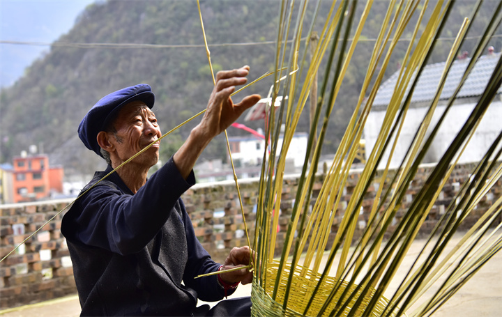 坪地鄉(xiāng)老人在家編織籮筐　　　呂文春攝影－－18285825588－－ＱＱ346972934　.JPG