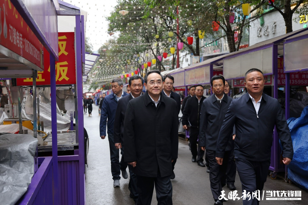 圖為徐麟在盤州市亦資街道三峽北路小吃一條街，察看店面攤點管理情況。.jpg